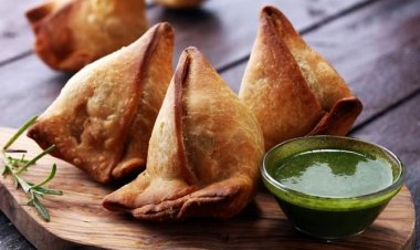 बच गई हैं रोटियां तो ना हों परेशान, झटपट तैयार करें रोटी समोसा