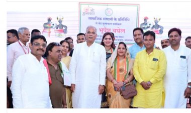 भाटापारा विधानसभा क्षेत्र में भेंट मुलाकात कार्यक्रम में पहुंचे मुख्यमंत्री।