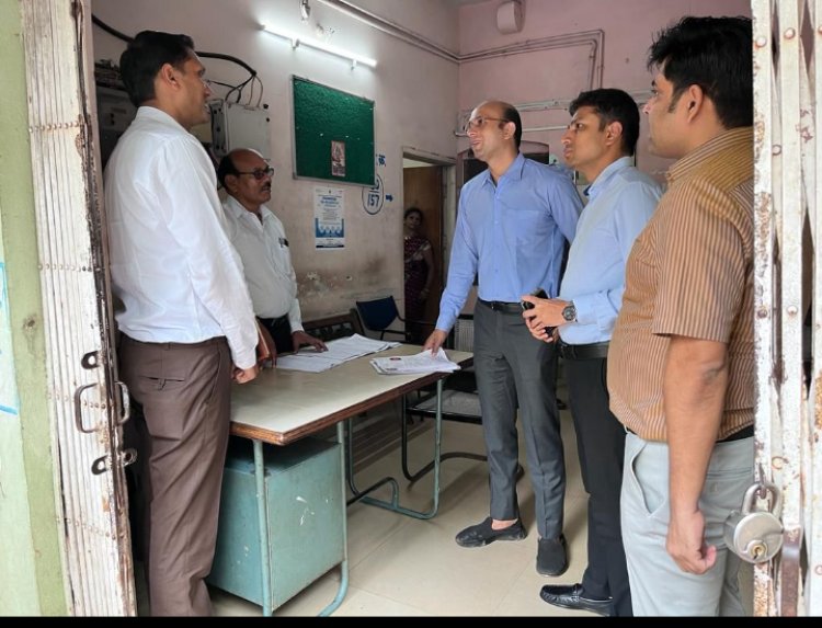 शहर के कई मतदान केंद्रों तक पहुंचे कलेक्टर-एसएसपी   पानी, विद्युत व्यवस्था, रैम्प, शौचालय आदि की देखी व्यवस्था