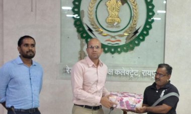 कलेक्टर  ने पर्यावरण संरक्षण के लिए काम करने वाले राजधानी के शिल्पकार श्री बैरागी को किया सम्मानित