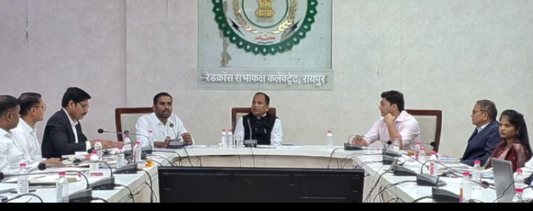 टीम वर्क के साथ काम करें, कार्यालय में साफ-सफाई और व्यवस्था बनाए रखें: डॉ गौरव  सिंह  कलेक्टर ने ली समय सीमा की बेठक