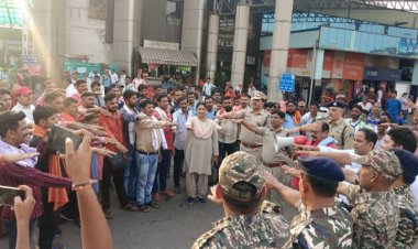 शहर भर में भ्रमण बाद मतदाता जागरूकता की दिलाई गई शपथ   सिक्योरिटी गार्ड ने हरी झंडी दिखाकर रैली को किया रवाना