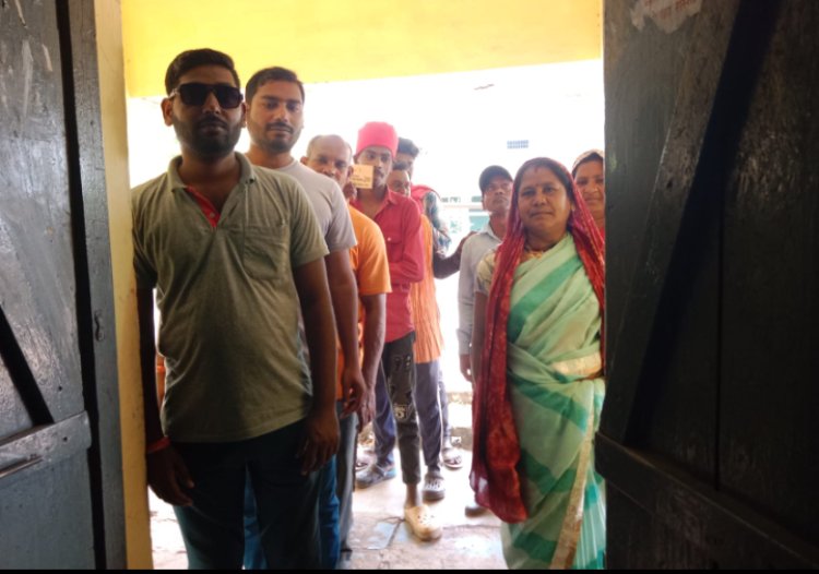 अपना बूथ जानो अभियान में पहंुचे मतदाता मतदान केन्द्र   कलेक्टर ने किया मतदान केन्द्रों का निरीक्षण