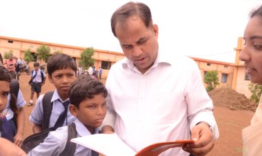 कलेक्टर ने स्कूली बच्चों से वितरित पुस्तकों की ली जानकारी, स्वयं बैग खोलकर भी देखा