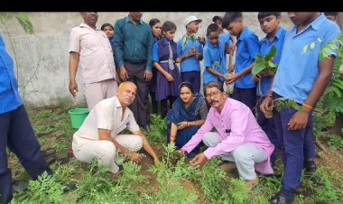 शाला प्रवेशोत्सव में बच्चों को खीर-पुडी खिलाकर लगाए टीके, किया स्वागत