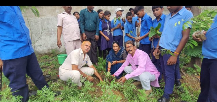 शाला प्रवेशोत्सव में बच्चों को खीर-पुडी खिलाकर लगाए टीके, किया स्वागत