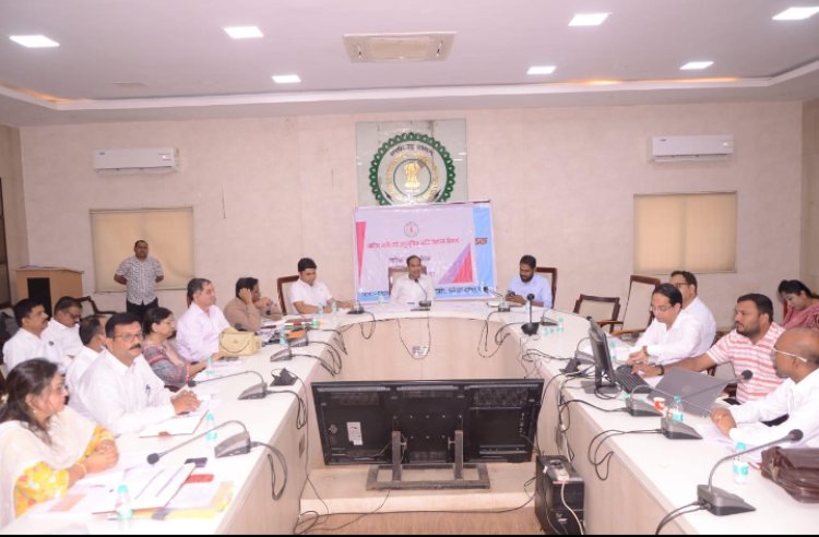 कलेक्टर ने बिजली विभाग के योजनाओं की धीमी प्रगति पर जताई नाराजगी