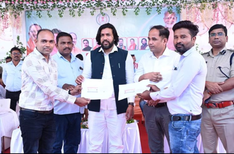 विधायक श्री गुरू खुशवंत एवं कलेक्टर डॉ गौरव सिंह हुए शामिल   हितग्राहियों को मछली पकड़ने जाल एवं मिला आईस क्यूब बॉक्स