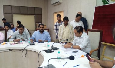 कलेक्टर डॉ गौरव सिंह ने जनदर्शन में सुनी आमनागरिकों की समस्याएं