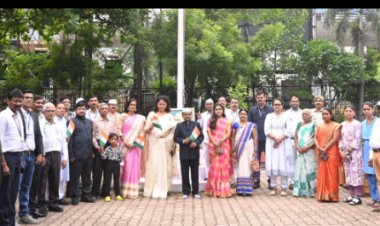 संभागायुक्त श्री कावरे ने किया कमिश्नर कार्यालय में ध्वजारोहण