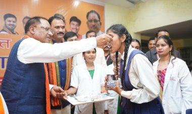 राष्ट्रीय कृमि मुक्ति दिवस: मुख्यमंत्री ने दानी स्कूल में छात्राओं को कृमि रोधी दवा खिलाकर किया शुभारंभ