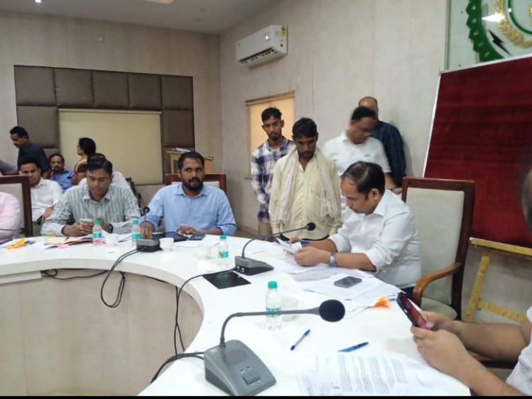 कलेक्टर डॉ गौरव सिंह ने जनदर्शन में सुनी आमनागरिकों की समस्याएं