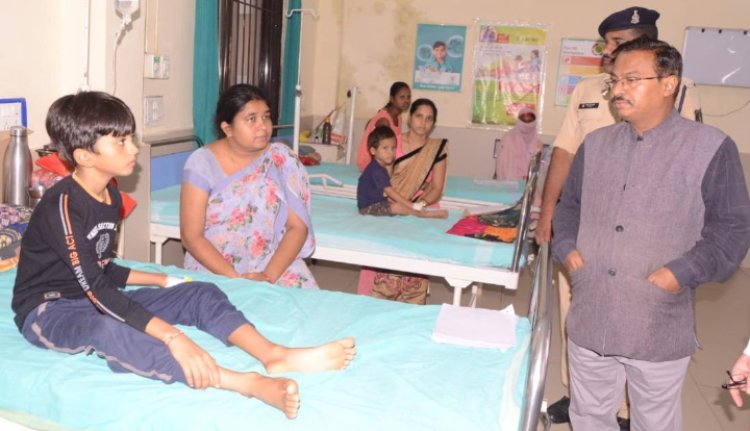 संभागायुक्त श्री कावरे ने किया जिला अस्पताल का औचक निरीक्षण   डॉक्टरों को निर्धारित समय पर उपस्थित रहकर ईलाज करने के दिए निर्देश