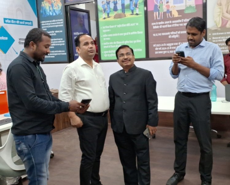 संभागायुक्त श्री कावरे ने किया जन समस्या निवारण कॉल सेंटर का अवलोकन, कलेक्टर की पहल को सराहा
