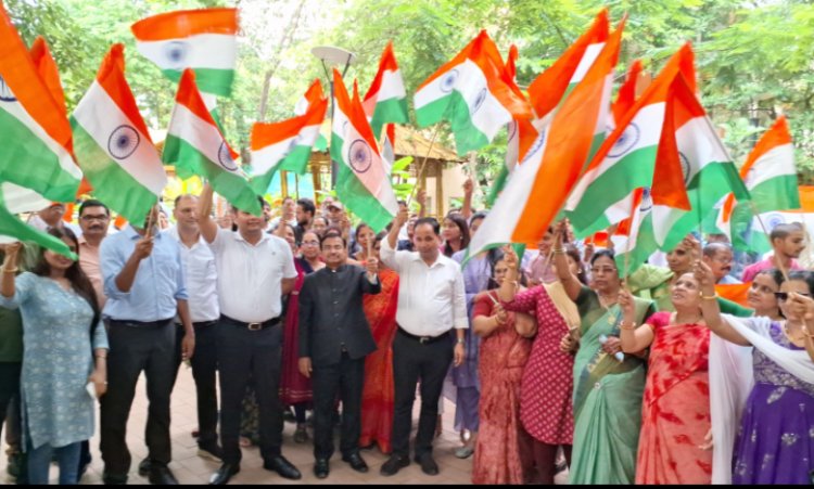 संभागायुक्त और कलेक्टर ने कर्मचारियों को वितरित किए झंडे, किया हर घर तिरंगा फहराने का अहवान