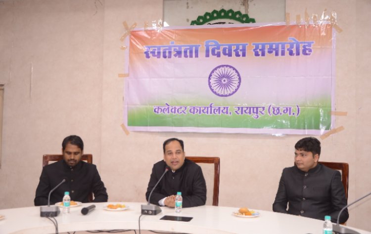 कलेक्टर डाॅ. गौरव सिंह ने उत्कृष्ट कार्य करने वाले अधिकारी व कर्मचारी सम्मानित