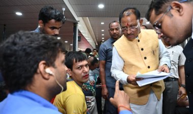 जनदर्शन में मुख्यमंत्री श्री विष्णुदेव साय ने दिव्यांग कलाकार का बढ़ाया हौसला