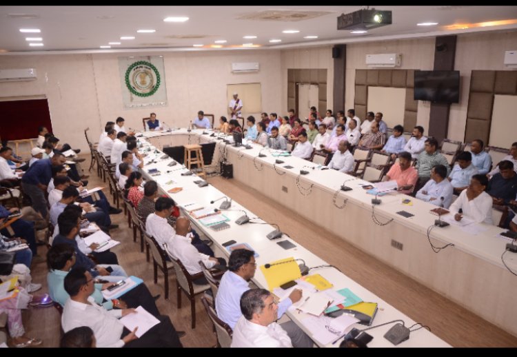 कलेक्टर डाॅ. गौरव सिंह ने ली साप्ताहिक समय-सीमा की बैठक