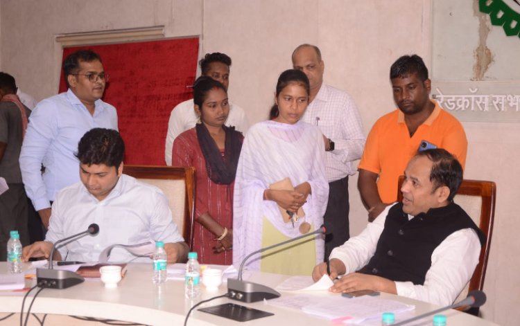 श्रमकार्ड बना योजना का दिलाएं लाभ-कलेक्टर डॉ सिंह   जनदर्शन में सुनी आमनागरिकों की समस्याएं