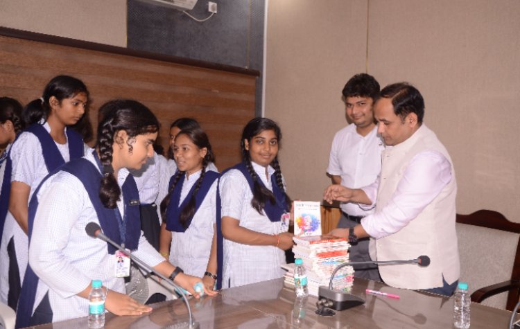 कलेक्टर डाॅ. गौरव सिंह ने जवाहर नवोदय विद्यालय के विद्यार्थियों को बताए सफलता के मूलमंत्र