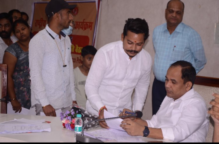 कलेक्टर डाॅ. गौरव सिंह ने जनदर्शन में सुनी आम नागरिकों की समस्याएं