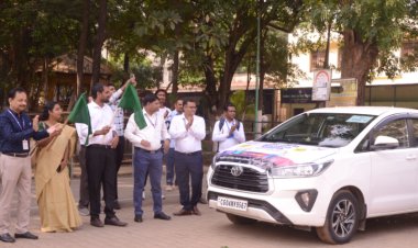 नगर निगम आयुक्त श्री अबिनाश मिश्रा ने होम वोटिंग के लिए मतदान रथ को हरी झंडी दिखाकर किया रवाना