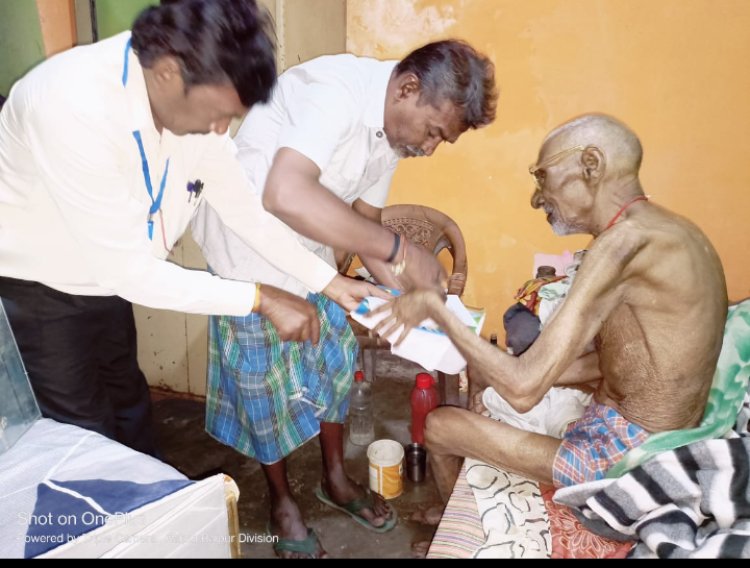 रायपुर दक्षिण विधानसभा उप निर्वाचन 2024   बुजुर्ग एवं दिव्यांग मतदाताओं के घर पहुंचा मतदान दल