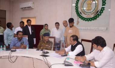 कलेक्टर डाॅ. गौरव सिंह ने जनदर्शन के माध्यम से सुनी आम लोगों की समस्याएं   22 आवेदन हुए प्राप्त