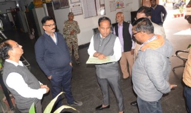 कलेक्टर डॉ. गौरव सिंह ने सीएमएचओ कार्यालय का किया निरीक्षण