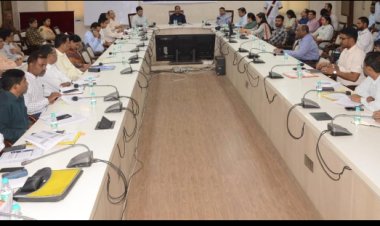 कलेक्टर ने ली साप्ताहिक समय सीमा की बैठक* सभी अधिकारी-कर्मचारी समय पर कार्यालय आना सुनिश्चित करें-डॉ गौरव सिंह