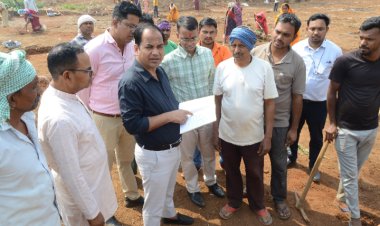 कलेक्टर डॉ. गौरव सिंह ने किया ग्राम केंद्री का दौरा   अमृत सरोवर और मनरेगा कार्यों का लिया जायजा