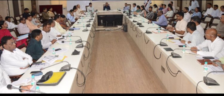 कलेक्टर ने ली साप्ताहिक समय सीमा की बैठक* सभी अधिकारी-कर्मचारी समय पर कार्यालय आना सुनिश्चित करें-डॉ गौरव सिंह