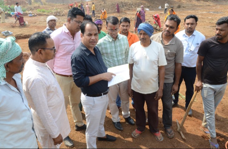 कलेक्टर डॉ. गौरव सिंह ने किया ग्राम केंद्री का दौरा   अमृत सरोवर और मनरेगा कार्यों का लिया जायजा