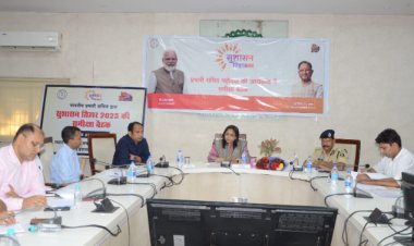 बैठक लेकर अधिकारी-कर्मचारियों को किया निर्देशित  कहा- सुव्यवस्थित ढंग से आवेदन समाधान पेटी में डलवाएं और समस्या का करें समाधान