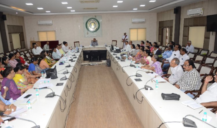 कलेक्टर ने शिक्षा विभाग की ली बैठक   स्कूलों में पेयजल, शौचालय की समस्या के समाधान के दिए निर्देश