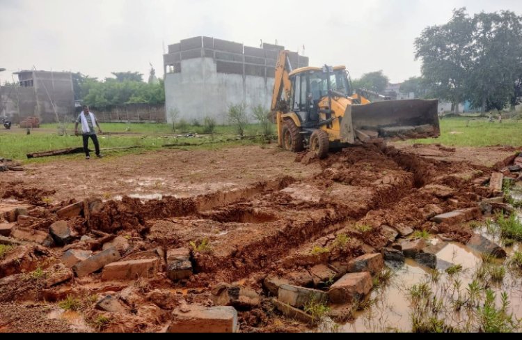 दो अलग-अलग स्थानों पर लगभग 5–5 एकड़, कुल 10 एकड़ भूमि पर की जा रही अवैध प्लॉटिंग