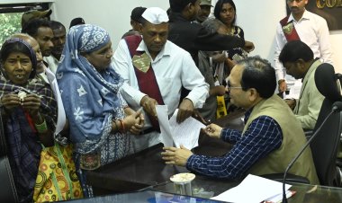 कलेक्टर श्री संजय अग्रवाल ने साप्ताहिक जनदर्शन में आज दूर-दराज से पहुंचे ग्रामीणों की