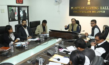 कलेक्टर ने टीएल बैठक में की योजनाओं की समीक्षा  समय-सीमा की बैठक में शासन की प्राथमिकता व लंबित मामलों के शीघ्र निराकरण के निर्देश