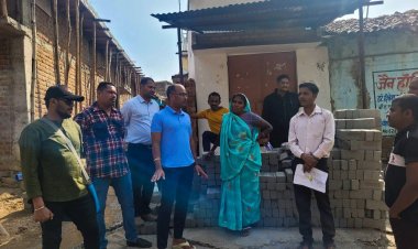 ग्राम पंचायत घुटकू में आवास पूर्णता अभियान  हितग्राहियों के घर-घर पहुँचकर  टीम ने किया गया निरीक्षण 