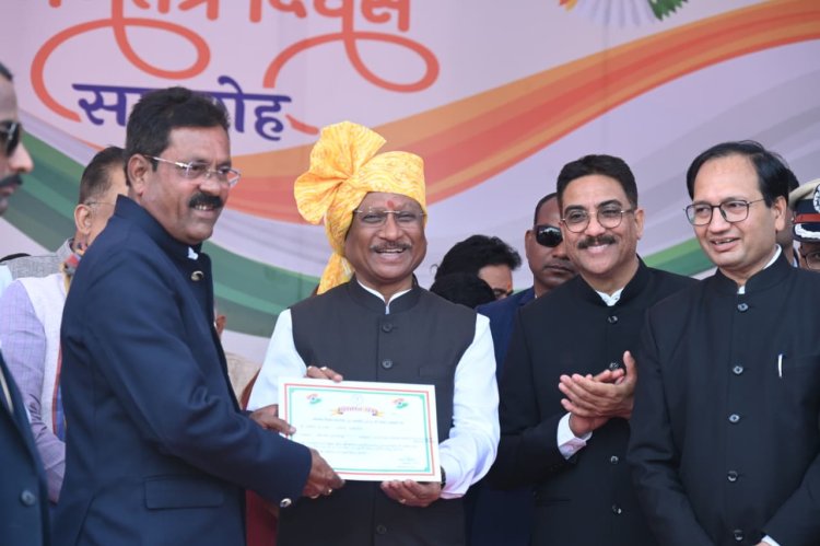 मुख्यमंत्री श्री विष्णुदेव साय ने उत्कृष्ट कार्य करने वाले 13 अधिकारी-कर्मचारियों का किया सम्मान