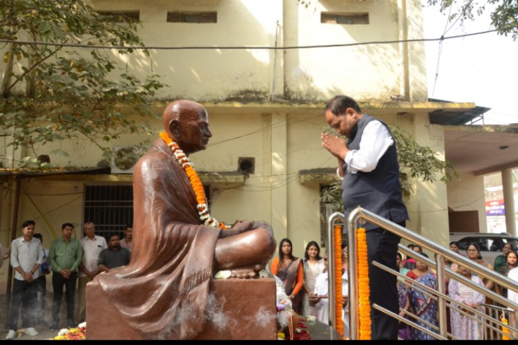 राष्ट्रपिता महात्मा गांधी जी की पुण्यतिथि पर कलेक्टर ने प्रतिमा पर माल्यार्पण कर श्रद्धापूर्वक नमन किया