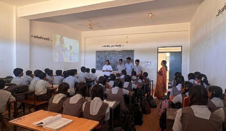 स्कूली छात्रों को वीडियो फिल्म के माध्यम से दिया जा रहा  'बाल सुरक्षा' का संदेश