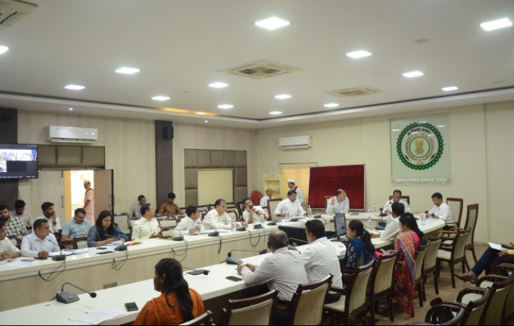 कलेक्टर ने समय-सीमा बैठक ली - कॉल सेंटर, लंबित राजस्व प्रकरणों और   डीईएएफपीपी एवं निष्क्रिय खातों की विस्तृत समीक्षा*